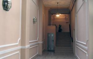 Portal pintado con pintura lisa